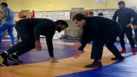 Rahul Gandhi meets Bajrang punia  Sanjay Singh row  wrestlers protest  Haryana village  Padma return protest  arjuna and Khel retna  ഫോഗട്ട് പൂനിയ മാലിക് ലൈംഗികാരോപണം  sexual abuse allegations against Brij Bhushan  ഗുസ്തി ഫെഡറേഷനുമായി ബന്ധപ്പെട്ട വിവാദങ്ങള്‍  രാഹുലിന്‍റെ മിന്നല്‍ സന്ദര്‍ശനം