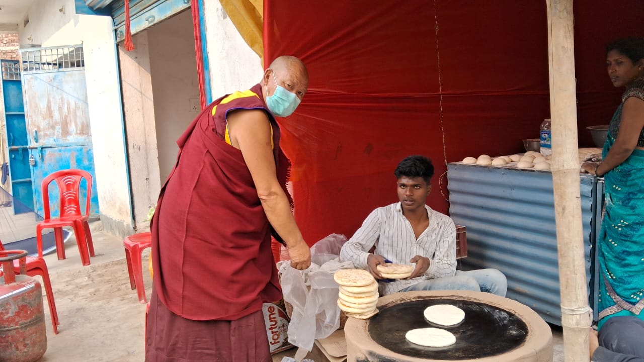 फालेप खरीदते बौद्ध भिक्षुक