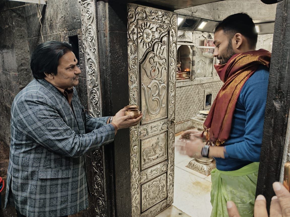 Actor Akhilendra Mishra visit Baba Mahakal