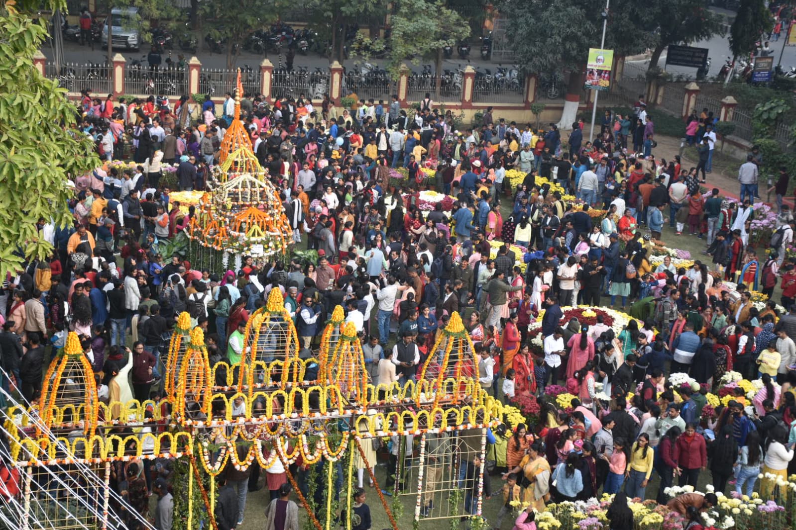 पुष्प प्रदर्शनी देखने एक लाख लोग पहुंचे.