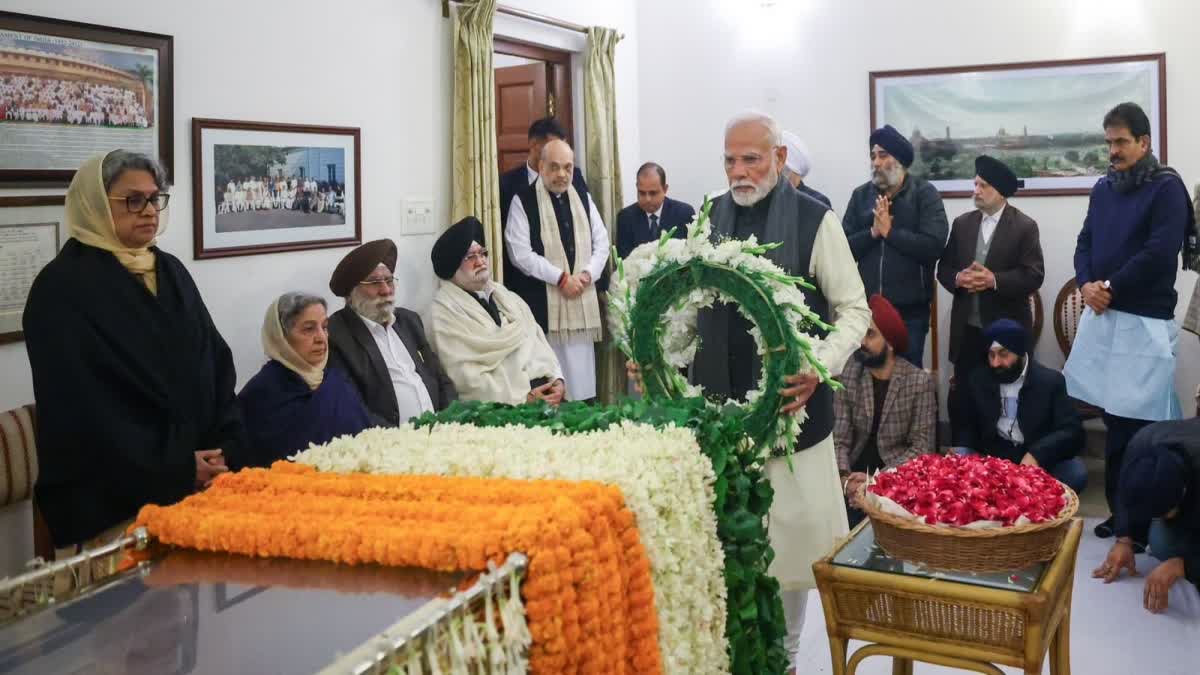 PM MODI PAYS TRIBUTE MANMOHAN SINGH