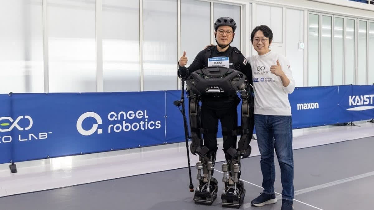 SOUTH KOREAN TEAM DEVELOPS WEARABLE WALKING ROBOT