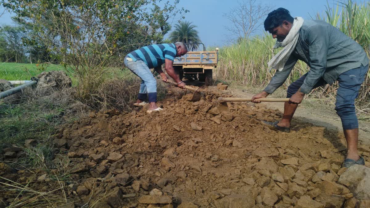 BETUL VILLAGER MAKE DONATIONS ROAD