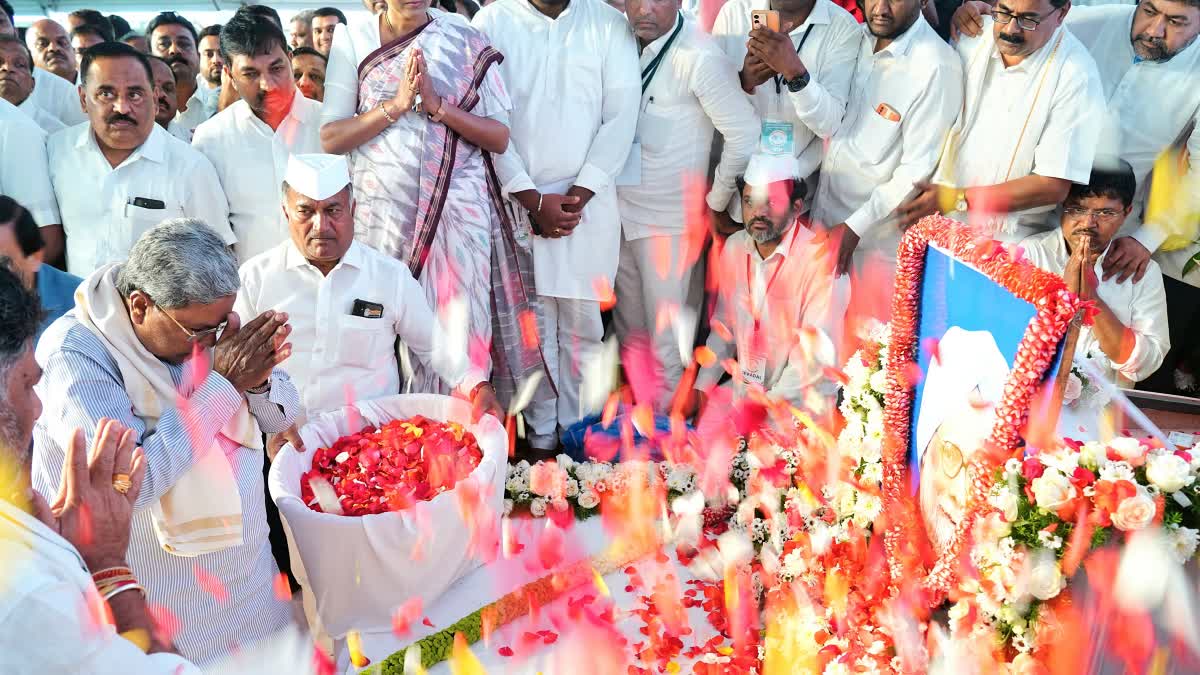 Tributes paid to Manmohan Singh at Gandhi Bharat program stage in Belagavi