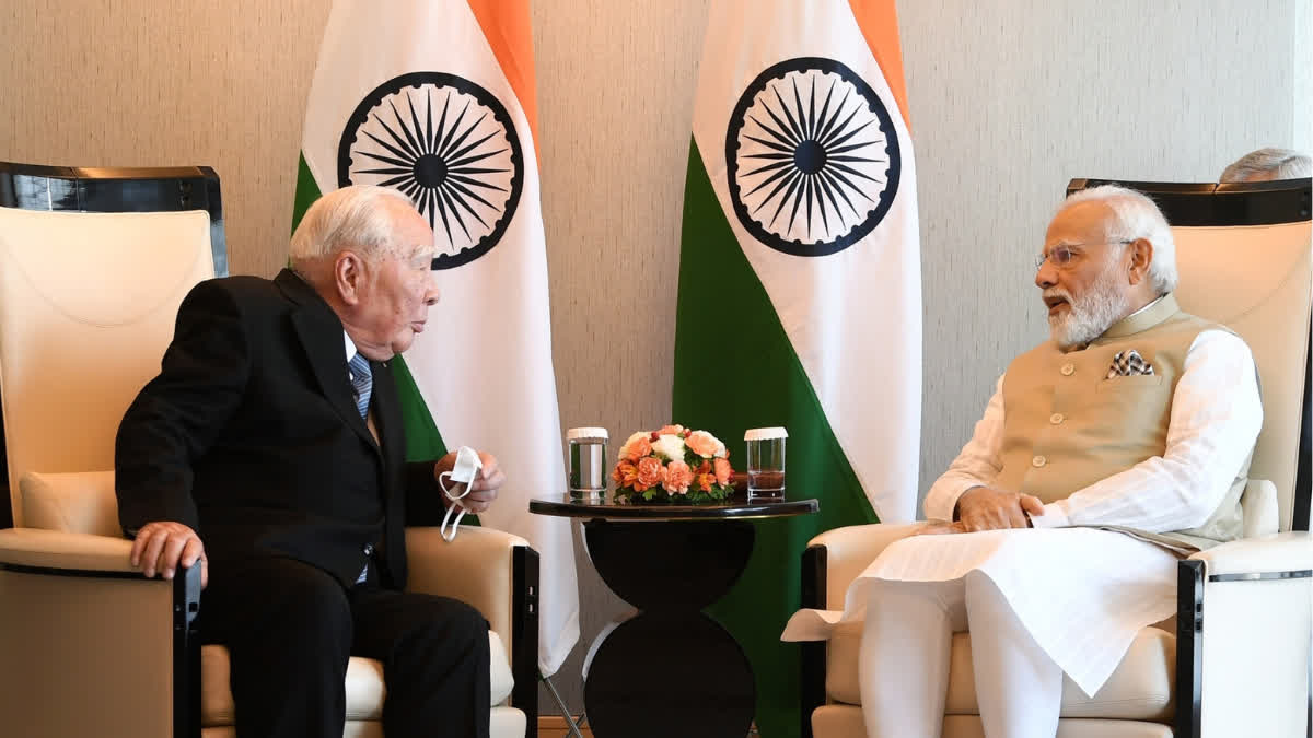 Prime Minister Narendra Modi and former Suzuki Chairman Osamu Suzuki