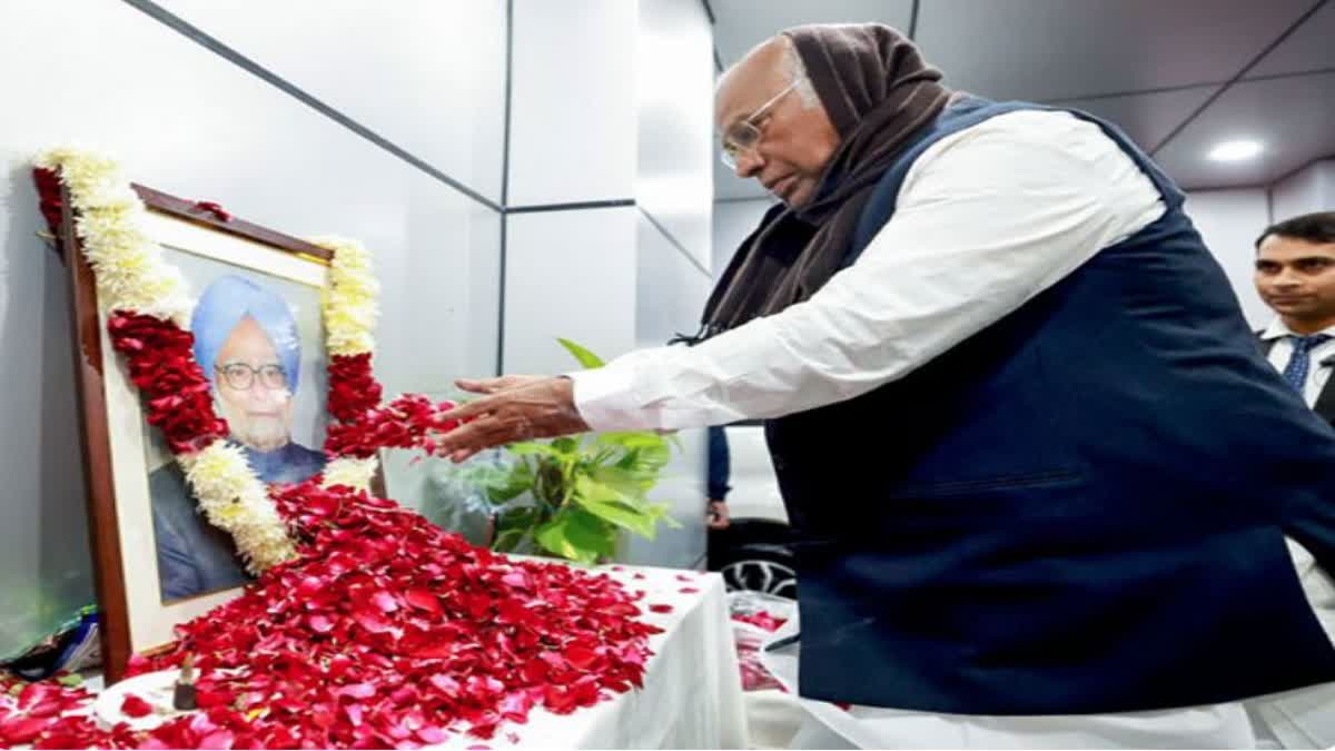 Congress President Mallikarjun Kharge paid tribute to former PM Manmohan Singh