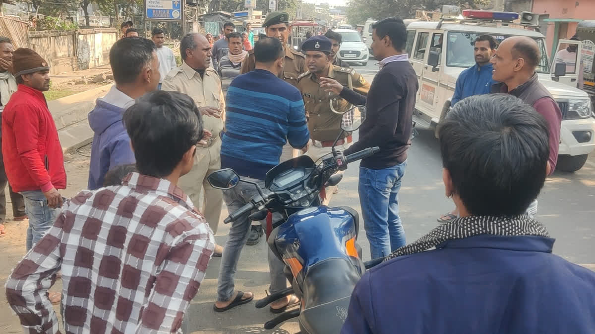 Bettiah on road Fight with Police