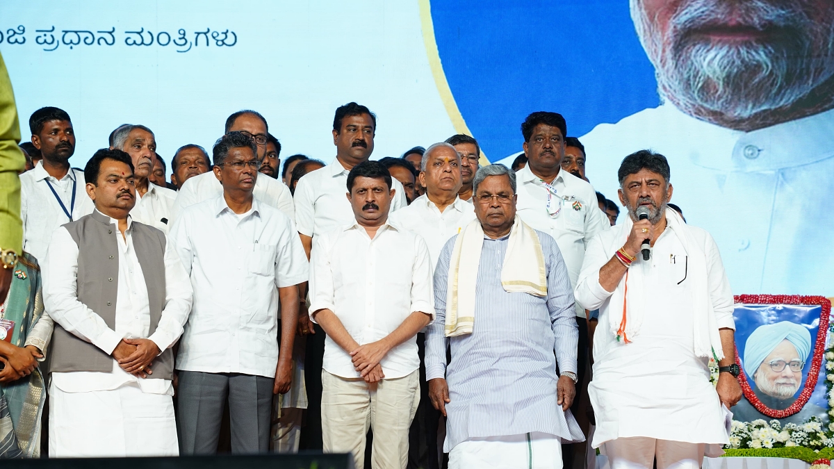 Tributes paid to Manmohan Singh at Gandhi Bharat program stage in Belagavi