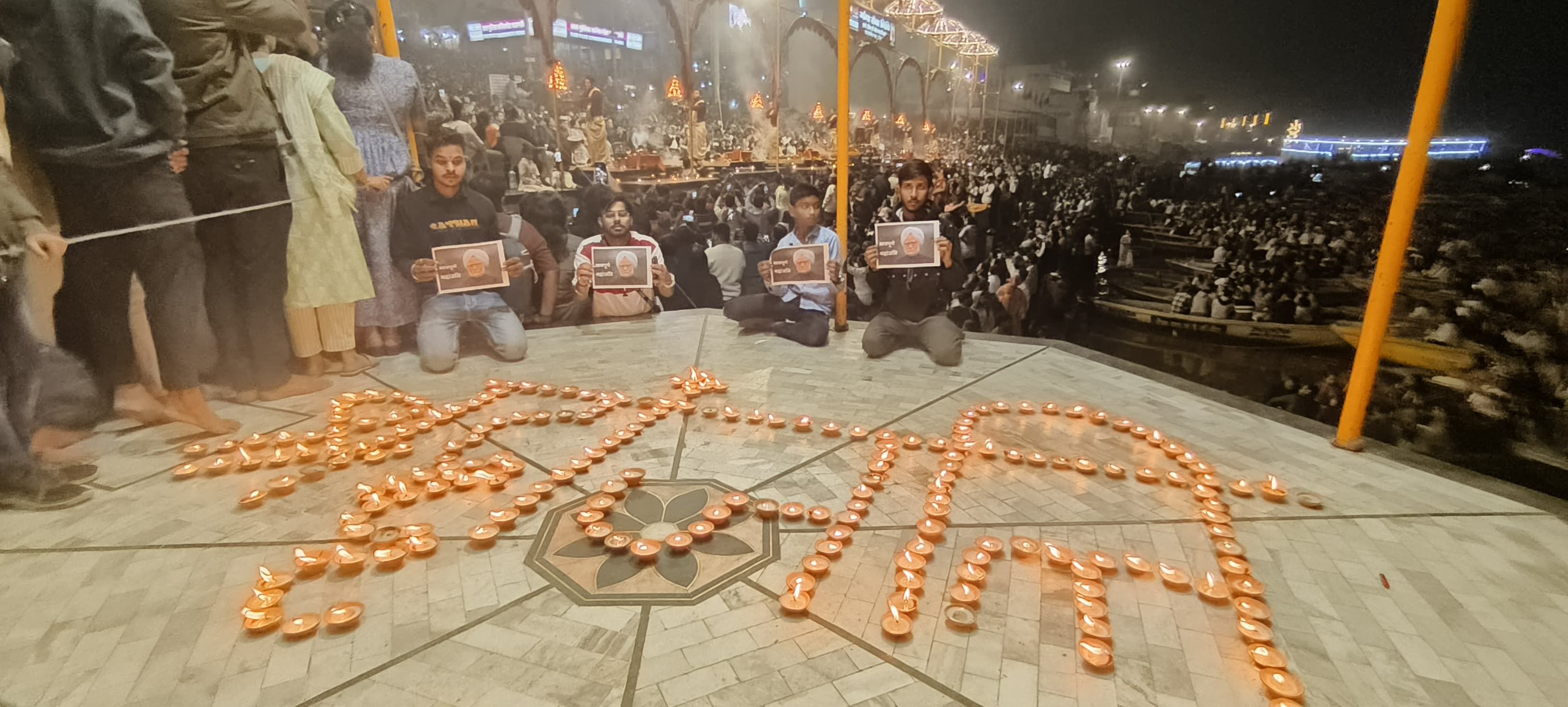 घाट पर 1001 दीप जलाकर दी गई श्रद्धांजलि.