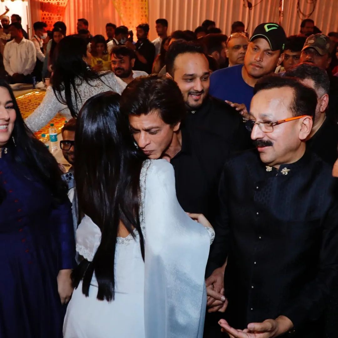 SRK exchanges a warm hug with Shehnaaz Gill