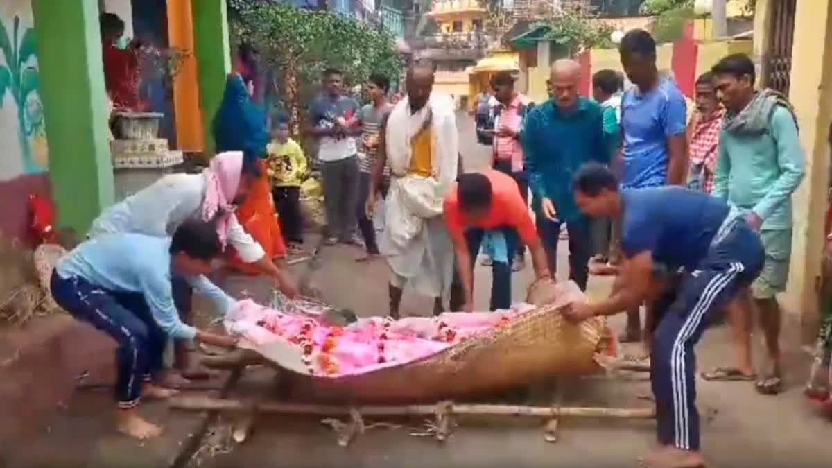 Son conducts symbolic funeral