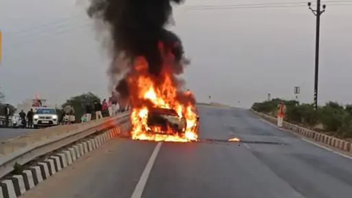 Electric car caught fire in Mahasamund