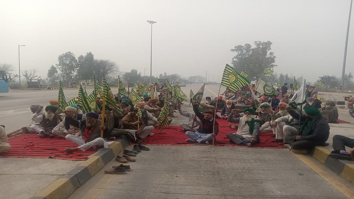 Toll Plaza closed for 2 hours by farmers' organizations against the pamphlet filed on Bhana Sidhu