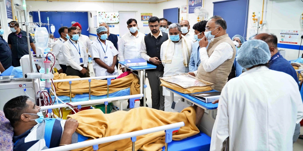 cm siddaramaiah and health minister in kc genaral hospital