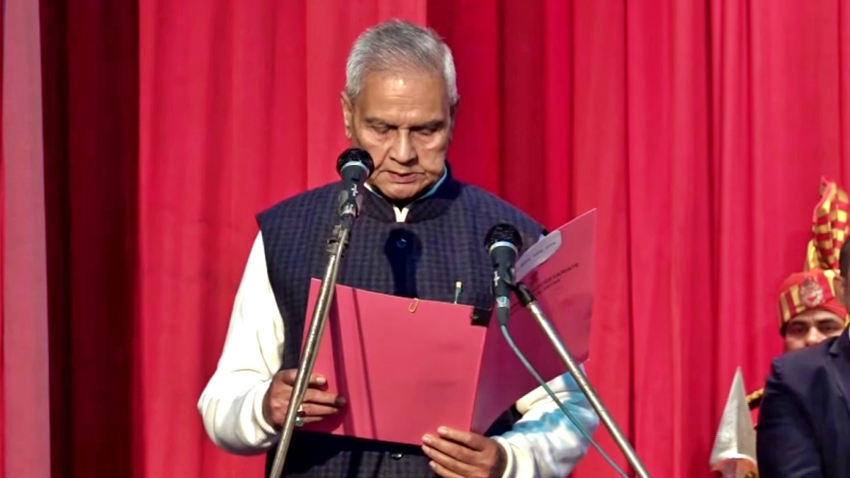 पटना राजभवन में मंत्री पद का शपथ लेते विजेंद्र यादव