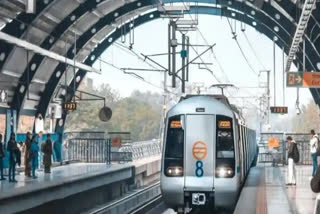 a young man committed suicide by jumping in front of the metro In Delhi