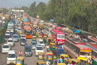 दिल्ली में वाहनों पर कलर कोडेड स्टीकर व एचएसआरपी