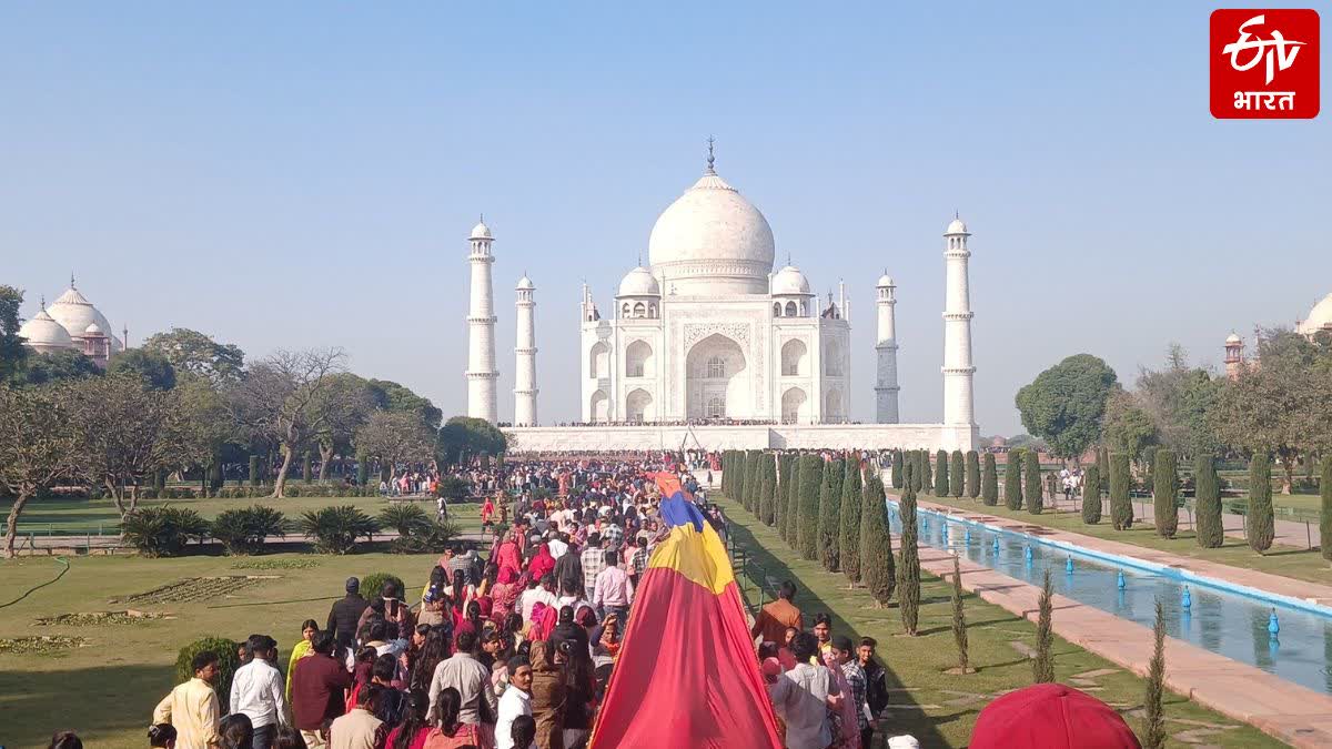 ताज ने ओढ़ी सतरंगी चादर.