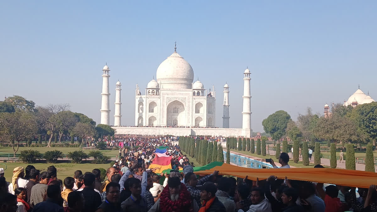 1640-Metre Rainbow-Coloured Chadar Offered On Concluding Day Of Shah Jahan's 370th Urs At Taj Mahal