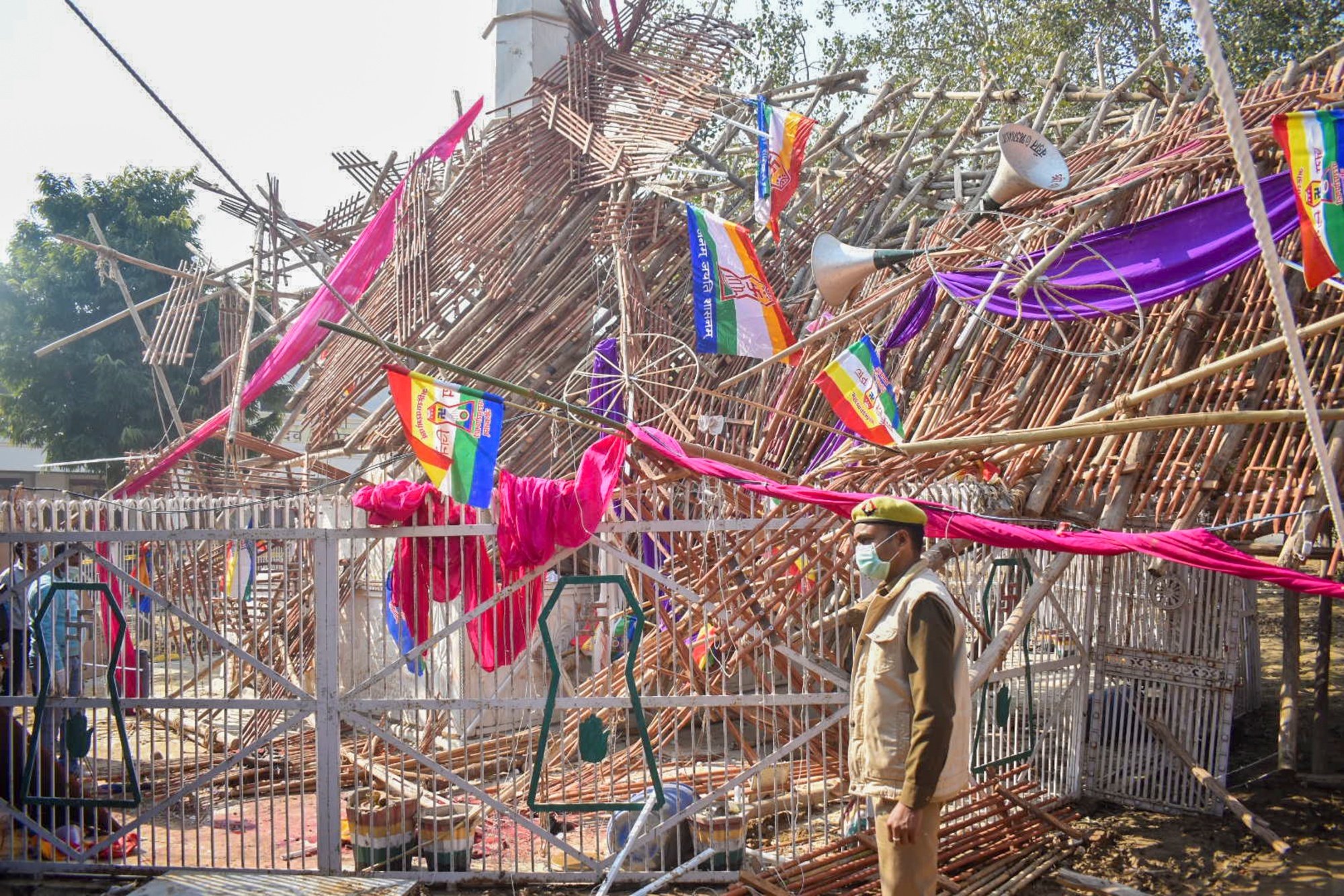 7 KILLED DOZENS INJURED  RELIGIOUS EVENT  WATCHTOWER COLLAPSED IN BAGHPAT  LADDU MAHOTSAV