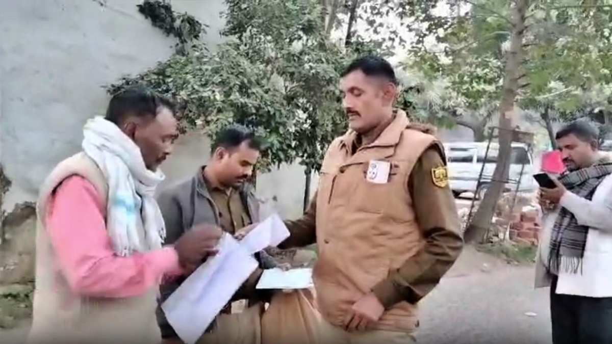 युवक की हत्या के बाद पूछताछ करती पुलिस