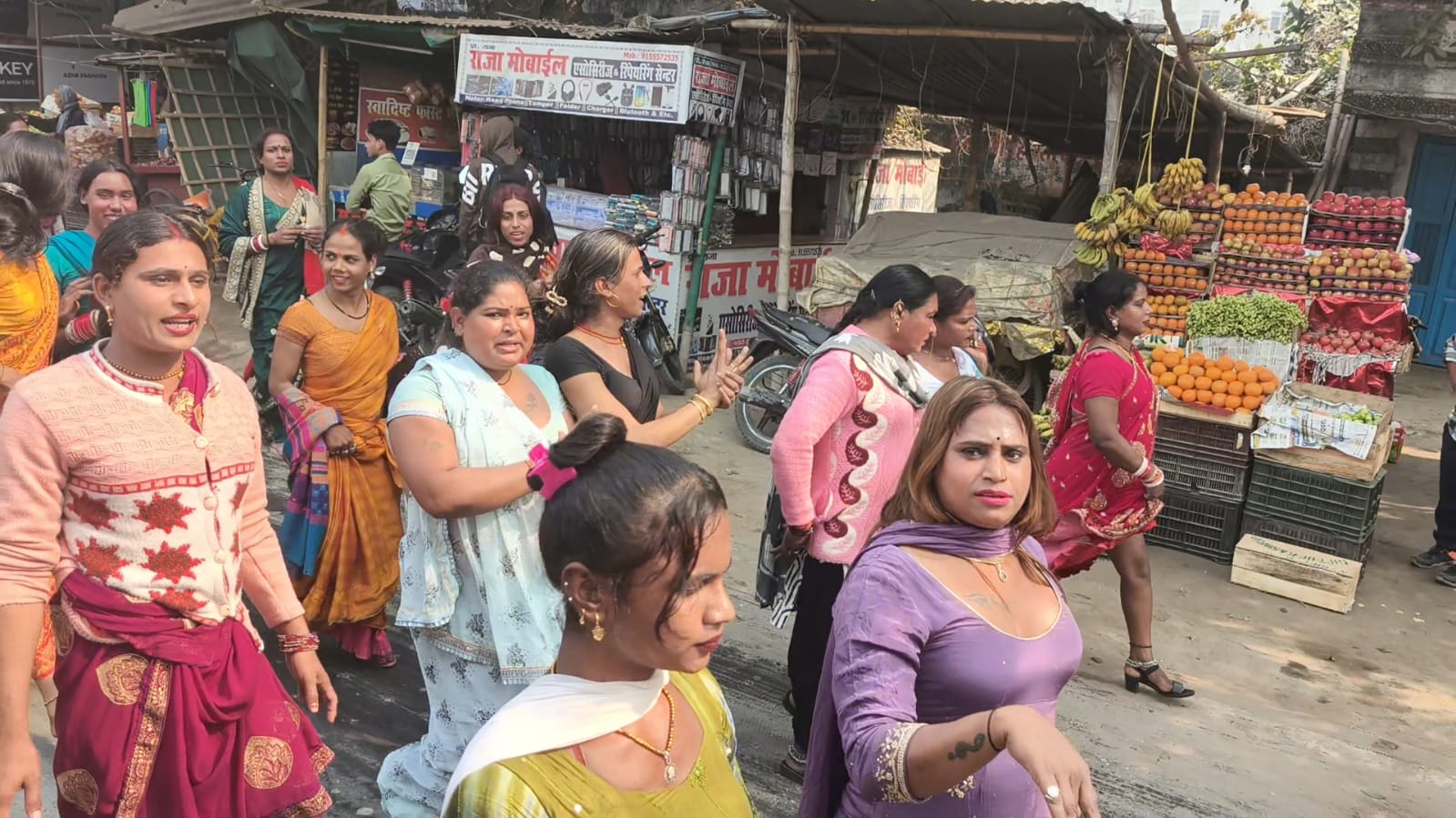 eunuchs surrounded police station