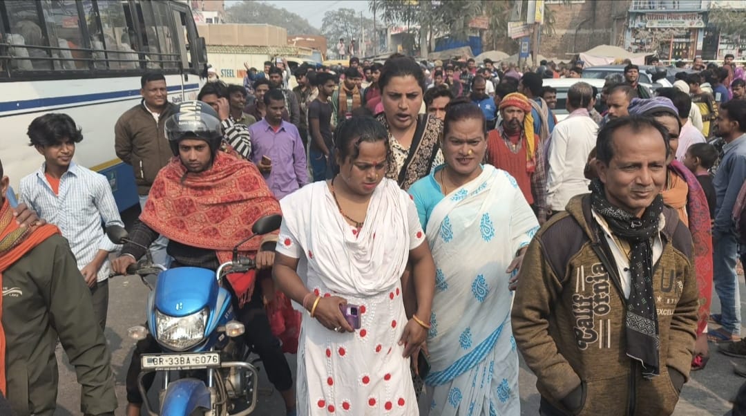 eunuchs surrounded police station