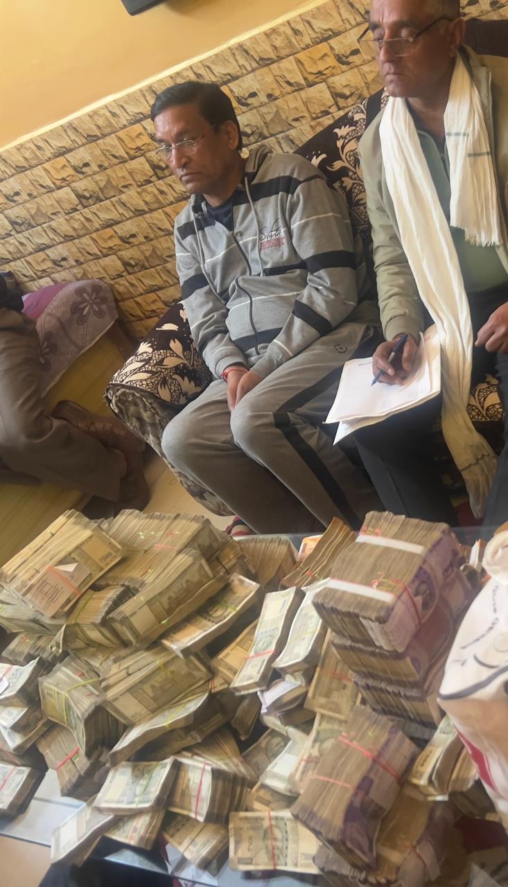 Faridabad anti corruption branch recovered Rupees 3.65 crore and gold jewellery from the house of retired SO in Panchkula