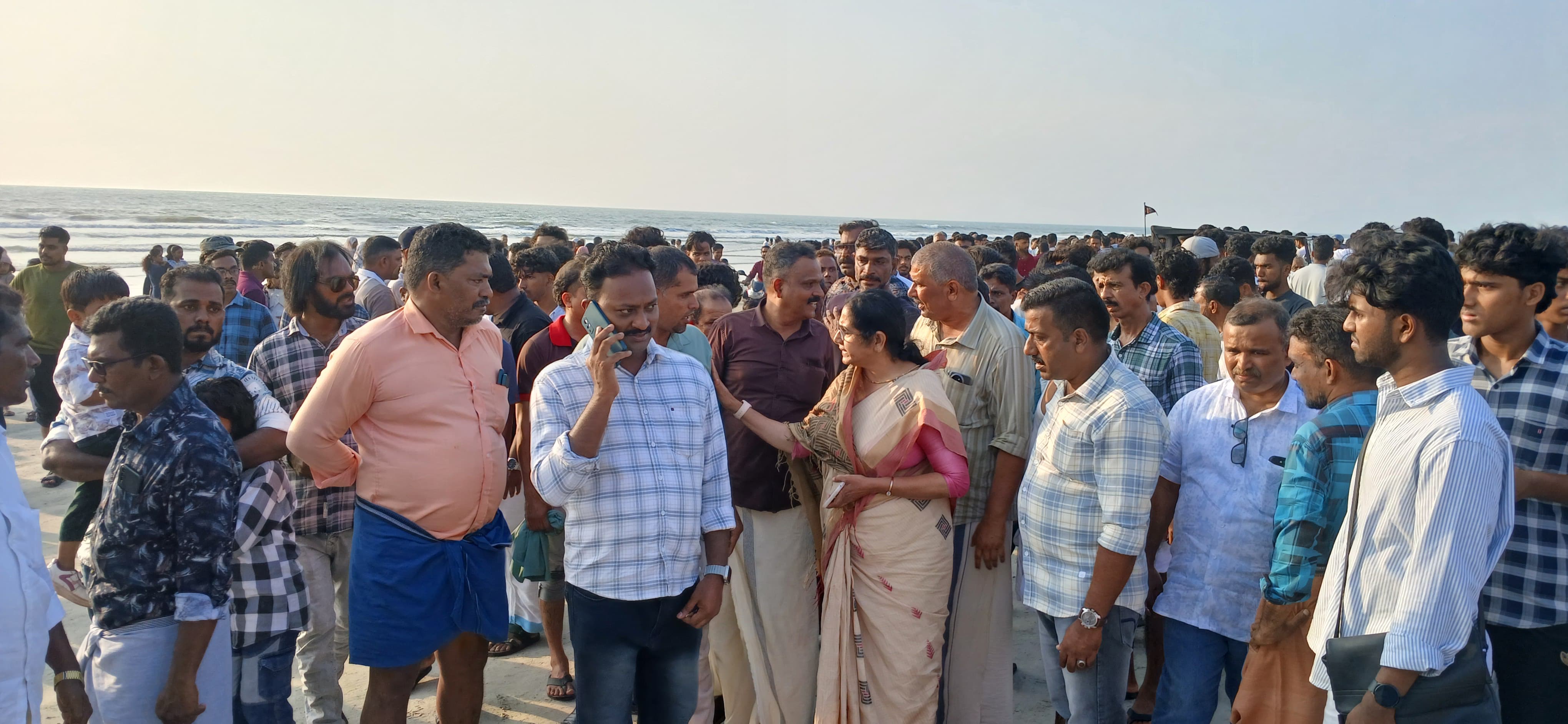 massive waves thikkodi beach  Death wayand friends  surviver Jinsi thikkodi beach  തിക്കോടി കടപ്പുറം