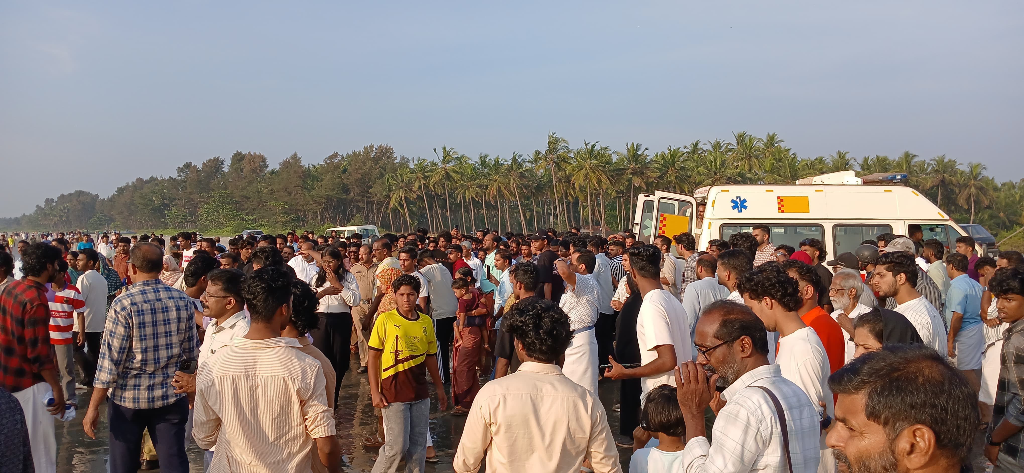 massive waves thikkodi beach  Death wayand friends  surviver Jinsi thikkodi beach  തിക്കോടി കടപ്പുറം