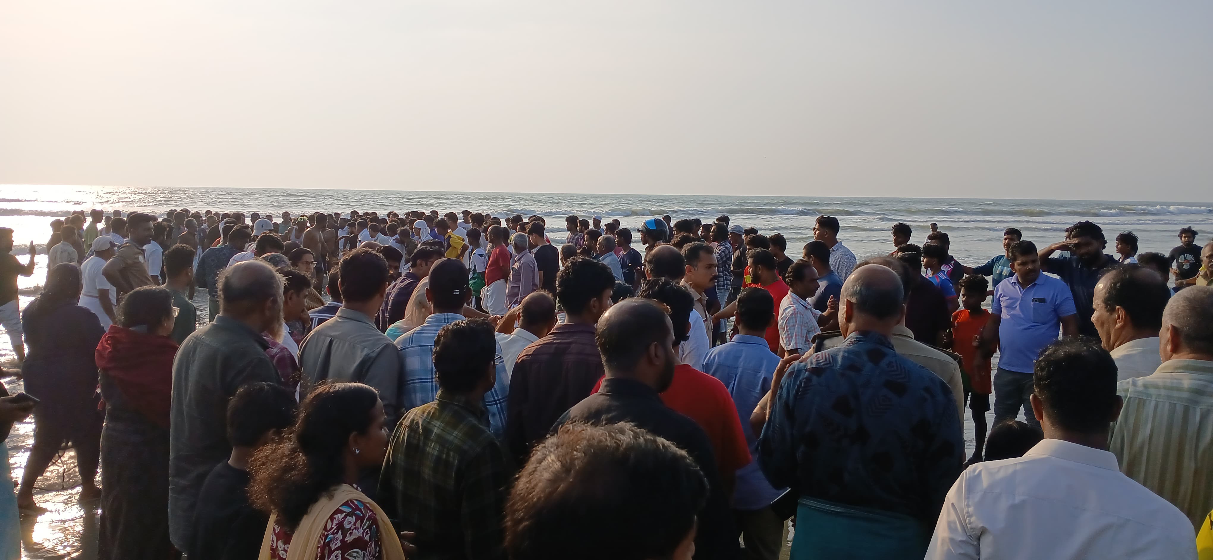 massive waves thikkodi beach  Death wayand friends  surviver Jinsi thikkodi beach  തിക്കോടി കടപ്പുറം