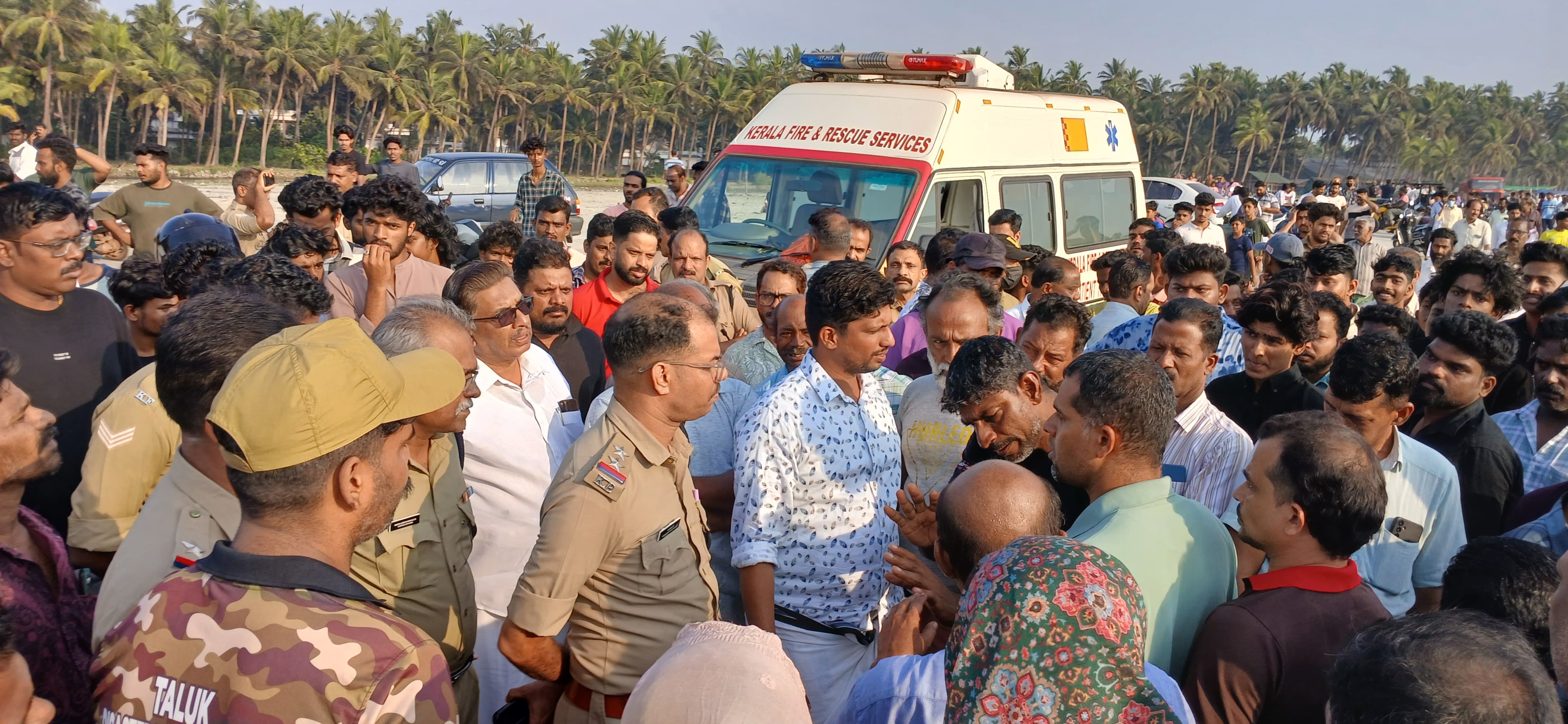 massive waves thikkodi beach  Death wayand friends  surviver Jinsi thikkodi beach  തിക്കോടി കടപ്പുറം