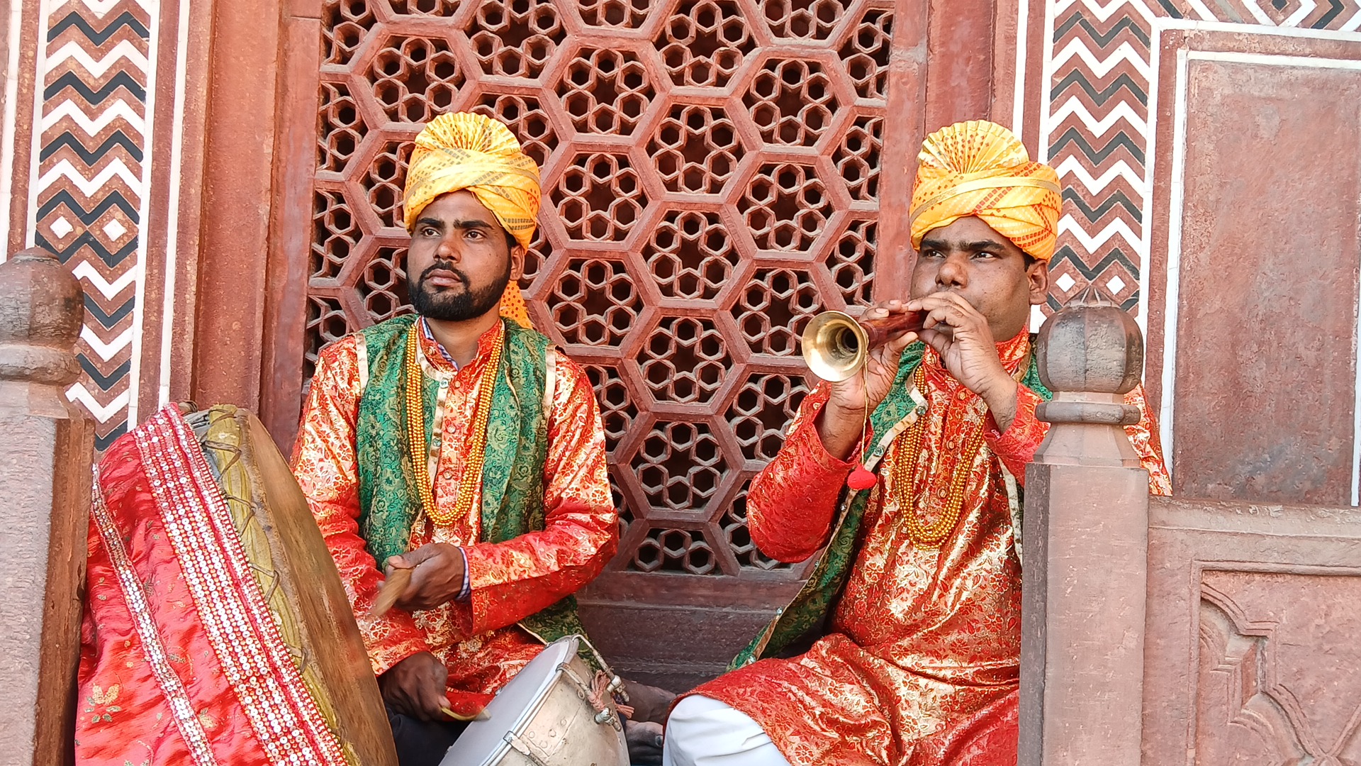 1640-Metre Rainbow-Coloured Chadar Offered On Concluding Day Of Shah Jahan's 370th Urs At Taj Mahal