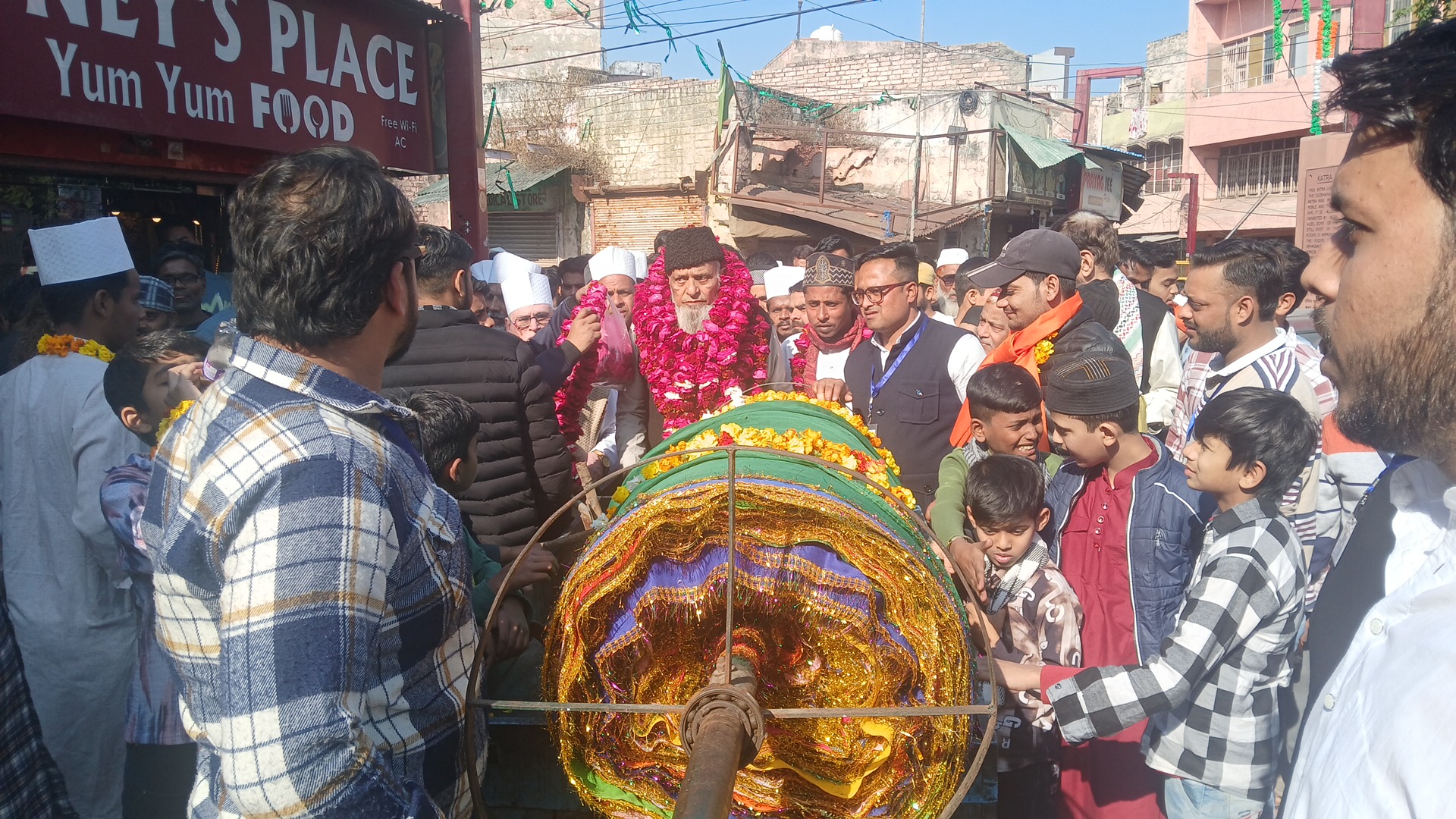 1640-Metre Rainbow-Coloured Chadar Offered On Concluding Day Of Shah Jahan's 370th Urs At Taj Mahal