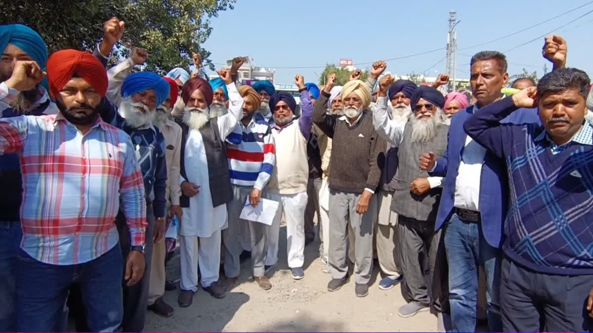 Employees and pensioners protested