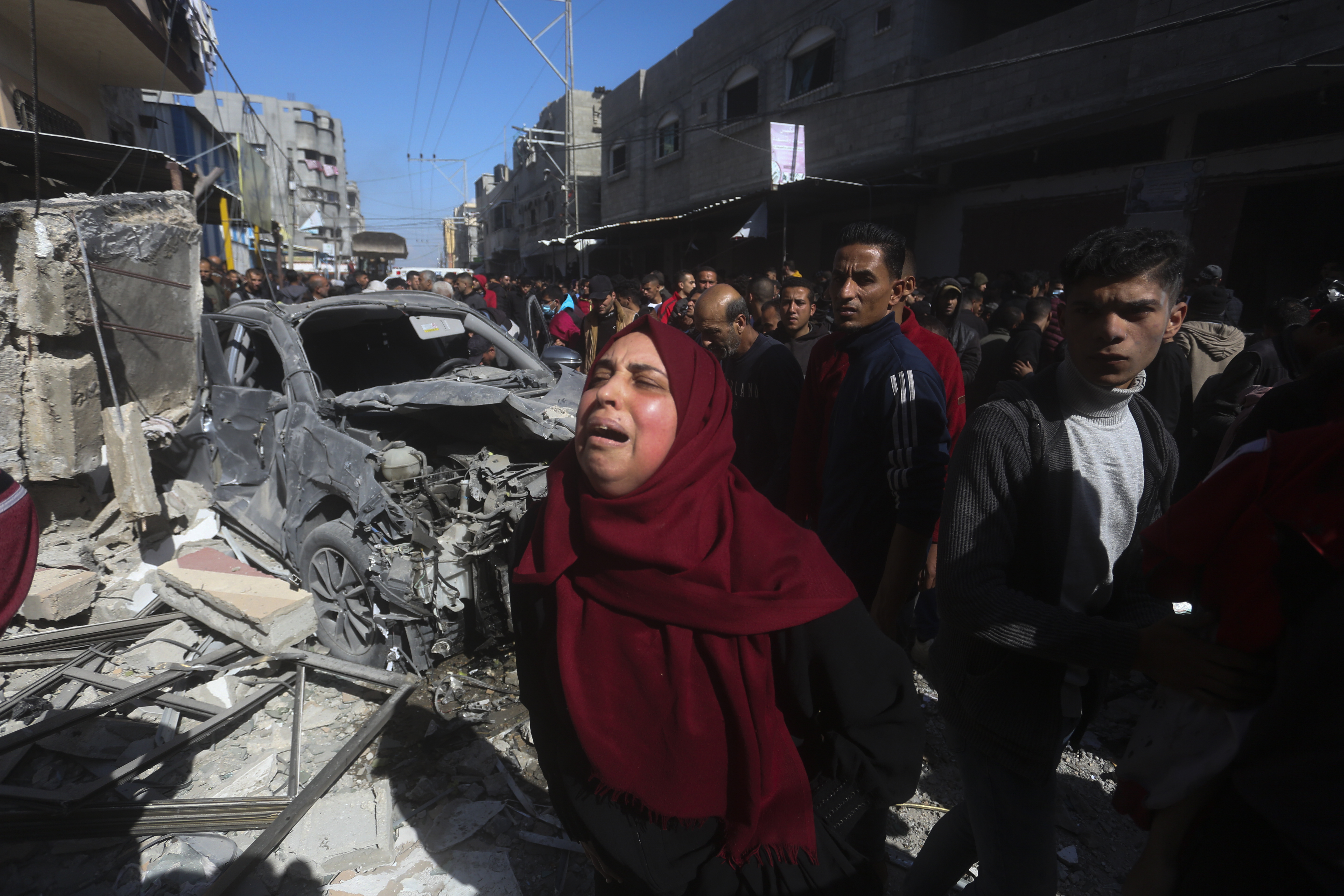 غزہ میں ہر جانب اسرائیلی افواج نے تباہی مچا رکھی ہے۔ ( PHOTO: AP)