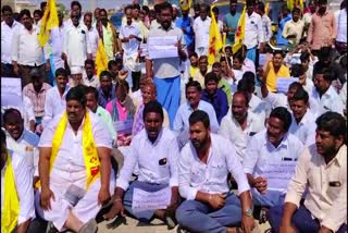 tdp_leaders_agitation_at_national_highway_in_nandyala_district