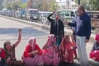 women protest against water supply