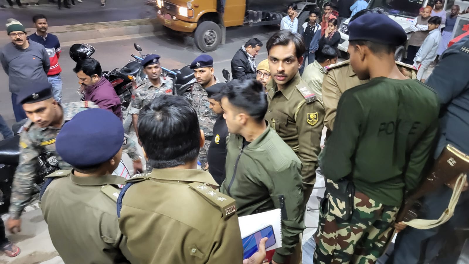 घटना की जांच करने पहुंचे पुलिस अधिकारी