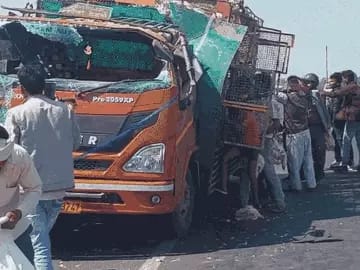Chicken robbery in Etawah after accident of DCM Truck on highway