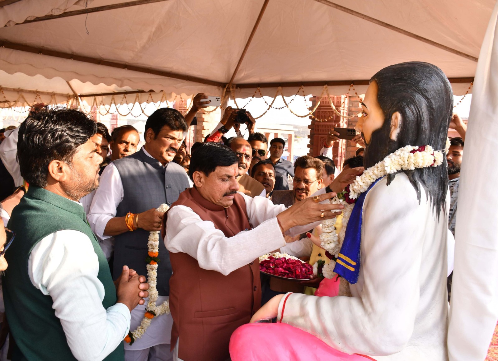 Mohan Yadav garlanded statue of Sant Ravidas