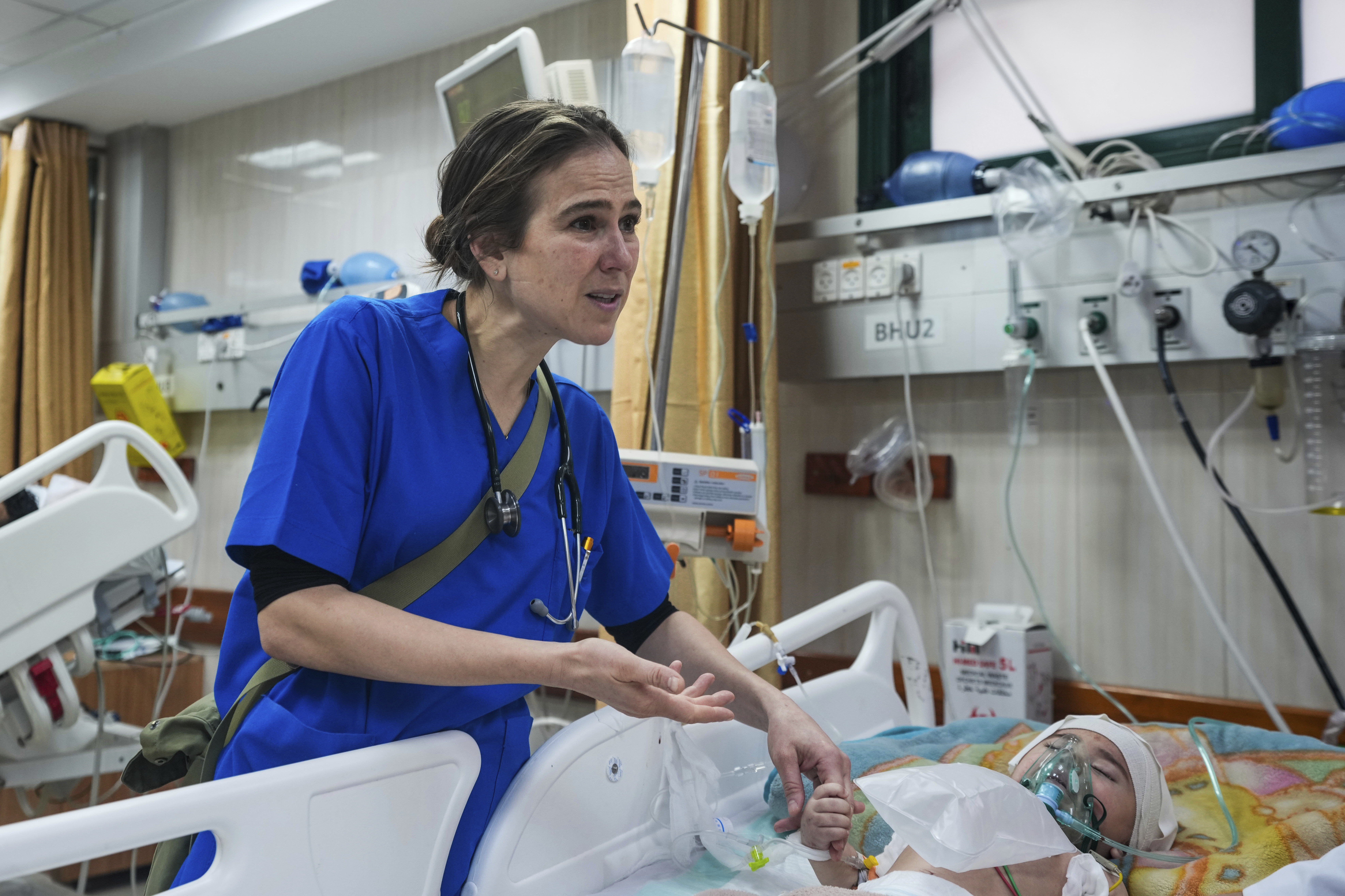 ماہر اطفال تانیا حج حسن، دیر البلاح کے الاقصی شہداء ہسپتال میں غزہ کے زخمی بچوں کا معائنہ کر رہی ہی۔۔۔۔۔۔۔ (Photo: AP)