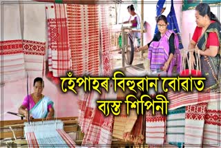 সমুখত হেঁপাৰ ৰঙালী; ফুলাম গামোচা বোৱাত ব্যস্ত শিপিনী