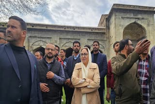 وقف چیئرپرسن ڈاکٹر درخشان اندرابی نے کیا تاریخی پتھر مسجد کا دورہ