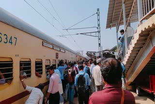 TRAIN ACCIDENT IN KASARAGOD  DIES AFTER FALLING FROM TRAIN  MAN DIED TRAIN ACCIDENT  MAN FALLING FROM MOVING TRAIN