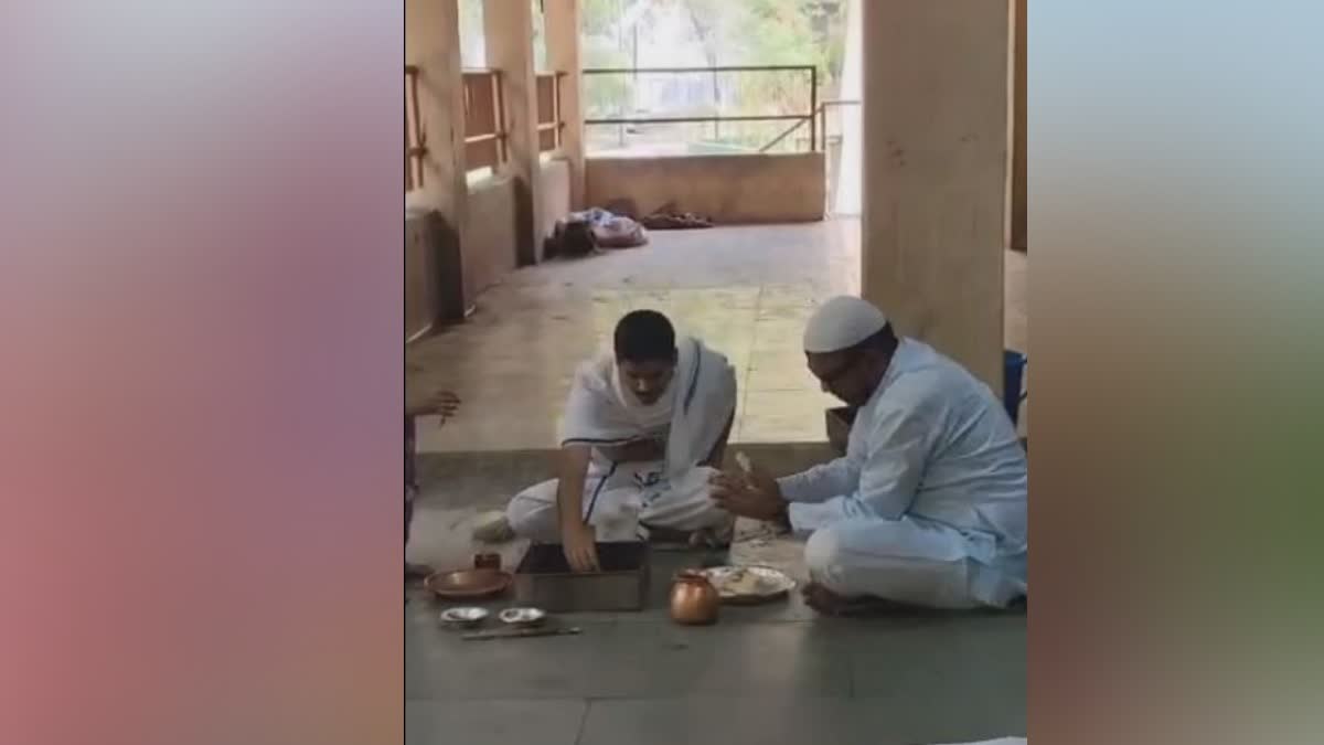 जावेद खान ने मानवता की मिसाल कायम की