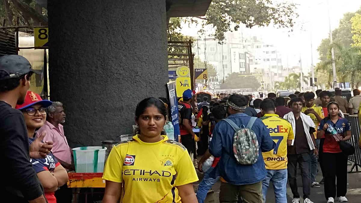 சென்னையில் சிஎஸ்கே, ஆர்சிபி அணிகள் போட்டியை காண வந்த ரசிகர்கள்