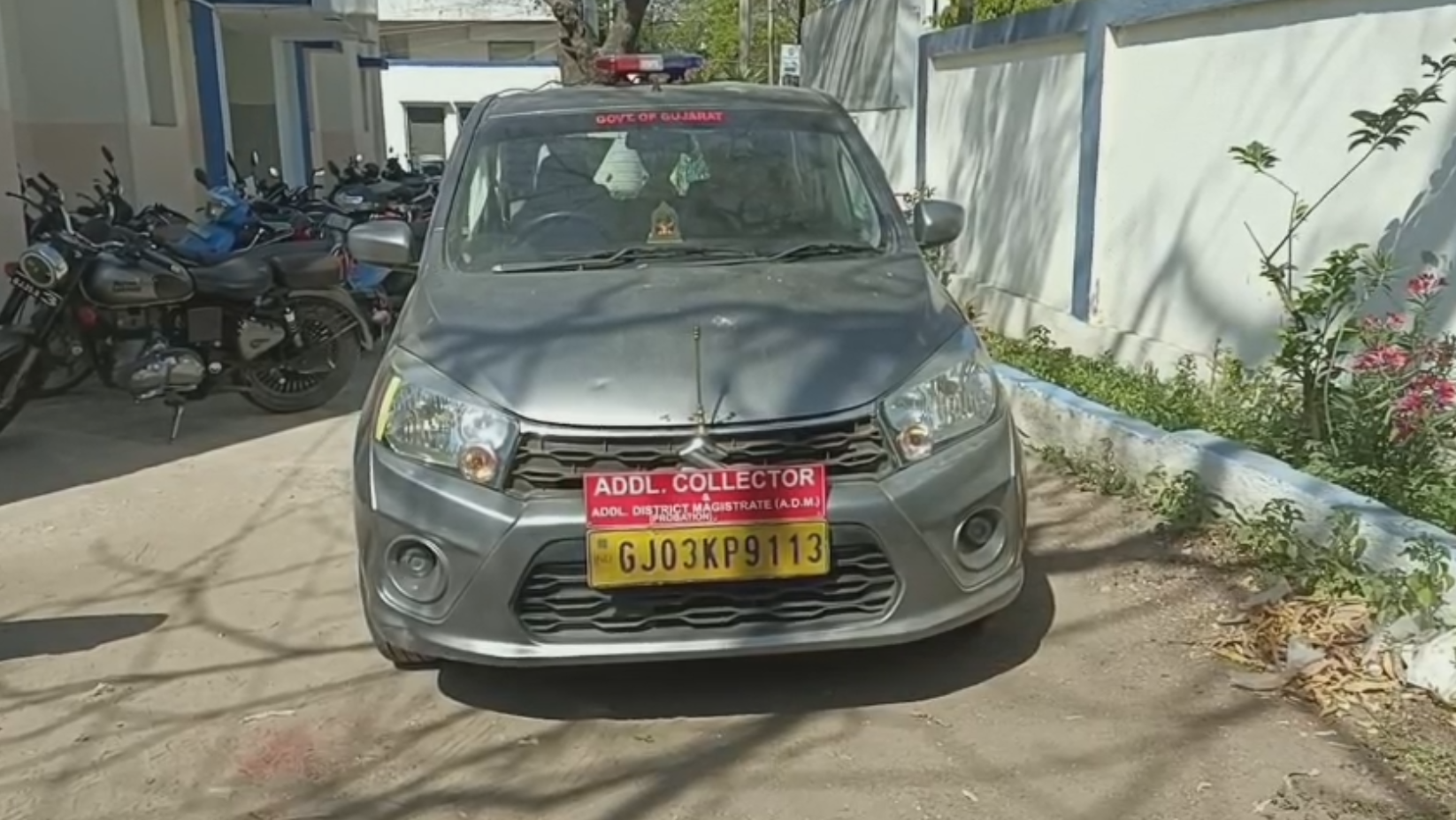 નકલી નેમપ્લેટ વાળી કાર