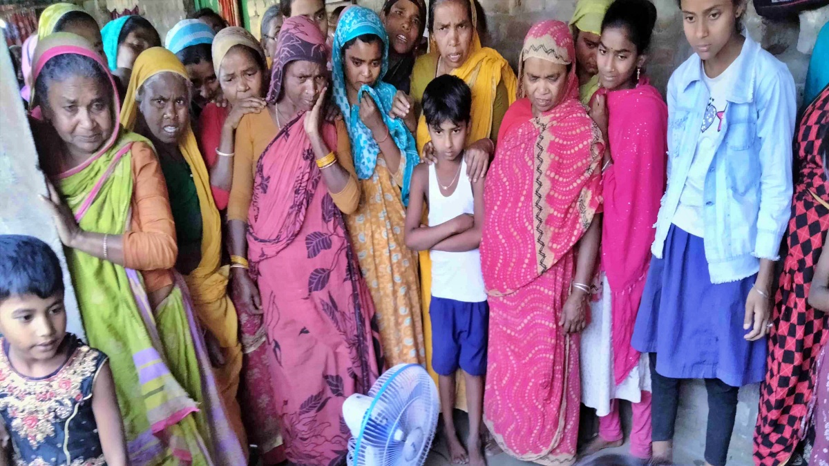 कटिहार में बच्चे की मौत के बाद उमड़ी भीड़