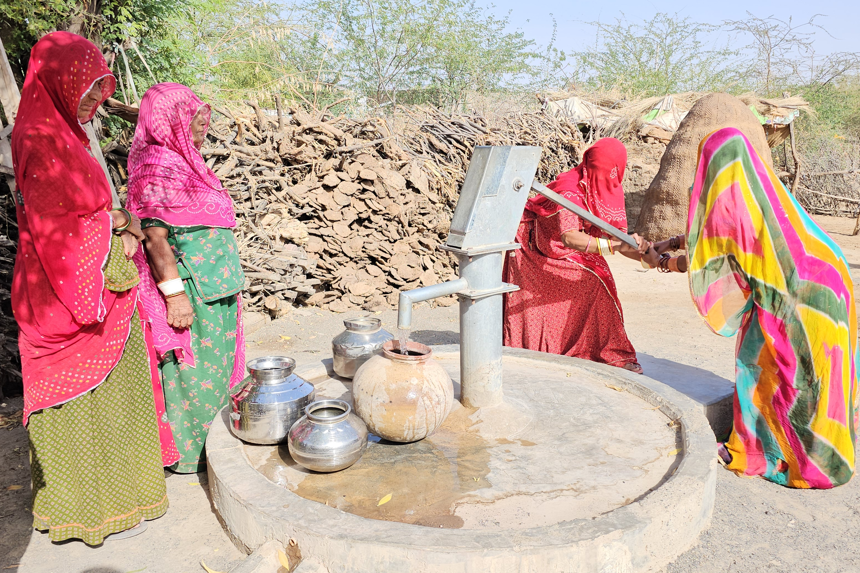 जल कुंडों को पानी से भरने का सराहनीय कार्य